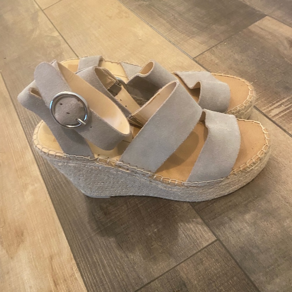 Wedge comfortable straps with buckle goes with everything